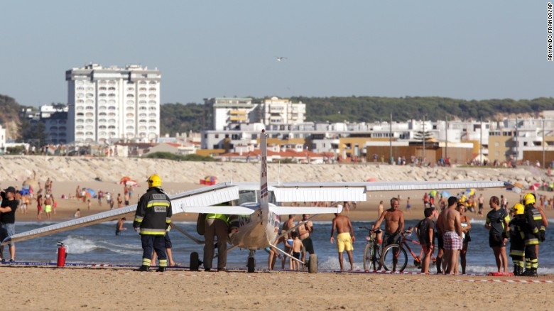Трагедия на пляже в Португалии: на отдыхающих приземлился самолет, есть жертвы. ФОТО