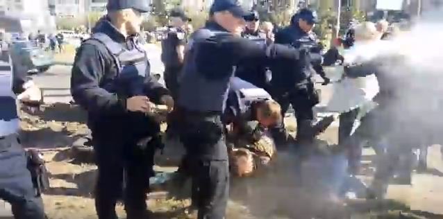 Появились фото и видео ожесточенной драки копов с женщинами в Киеве