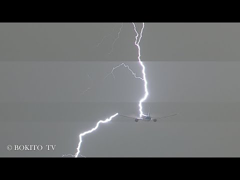 Редчайшее видео: удар молнии в пассажирский самолет. Что стало с людьми