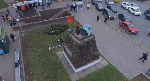 Голая девушка в центре Киева залезла на пушку