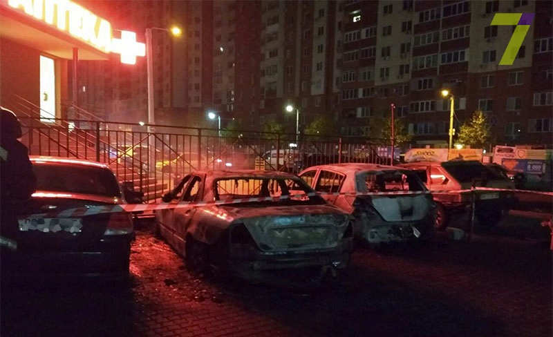Жаркая ночка: дотла сгорели более 15 автомобилей