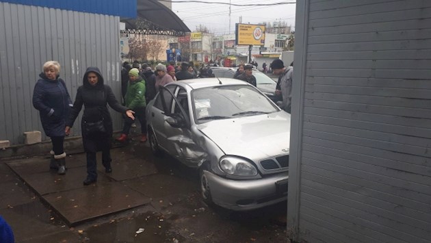 В Киеве авто протаранило магазин: есть пострадавшие. ФОТО