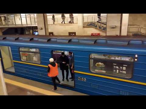 В Киеве обнаженный мужчина захватил поезд метро