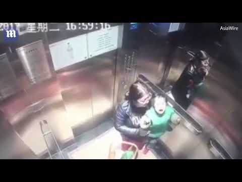 Камера сняла, как няня в лифте избивает малыша кулаком по голове
