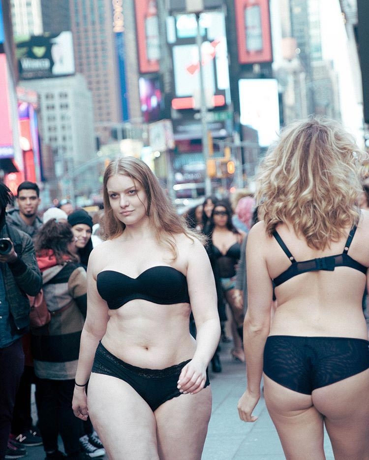 модели разных размеров, модели в нижнем белье улицы Нью-Йорк, модели на улице нью-йорка, модели размера плюс в нижнем белье
