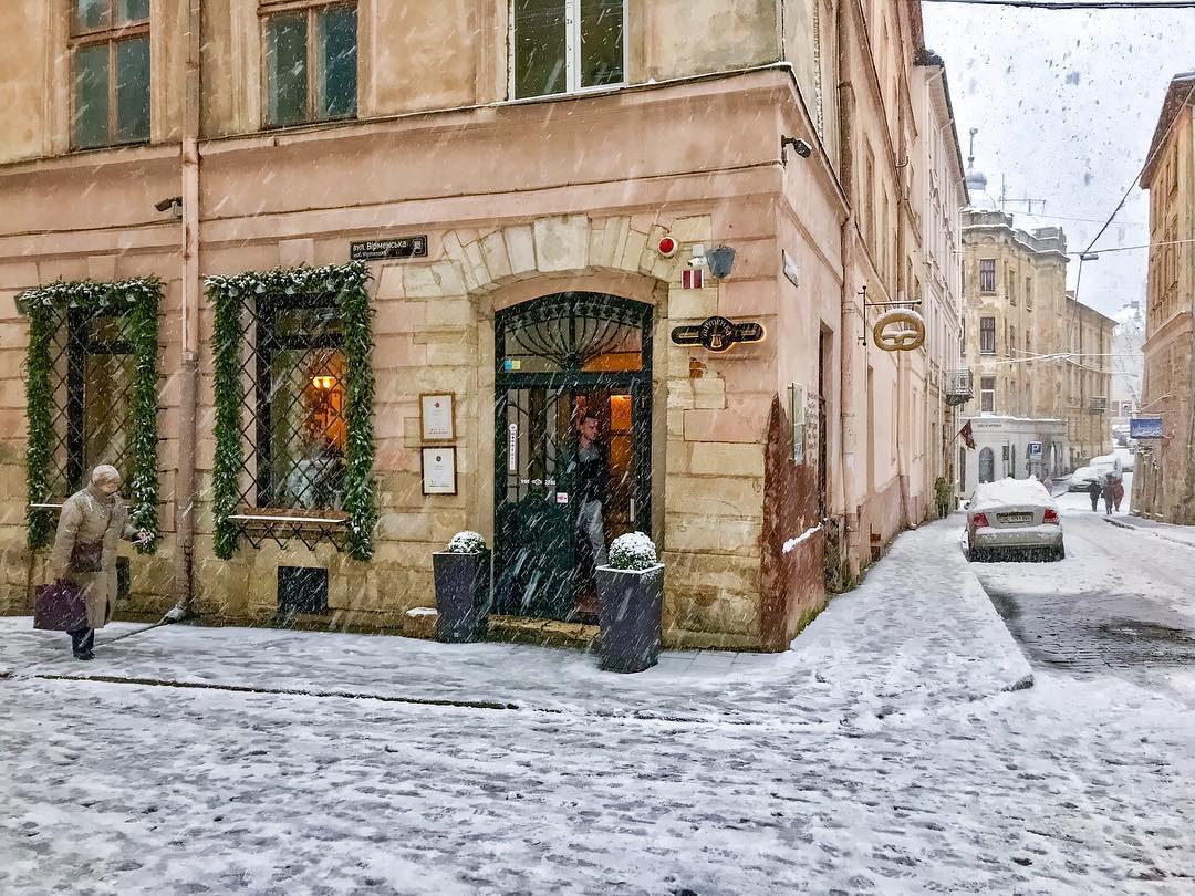 Как в сказке: в соцсетях публикуют яркие ФОТО засыпанного снегом Львова