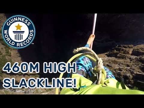 Канатоходец прошел 422 метра над пропастью с завязанными глазами