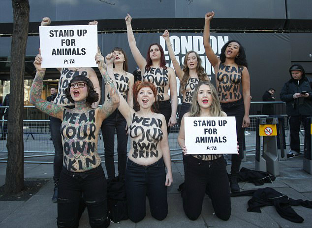 Веганы обнажились для протеста на Неделе моды в Лондоне