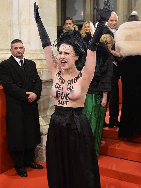 На Венском балу активистка Femen атаковала Порошенко голой грудью