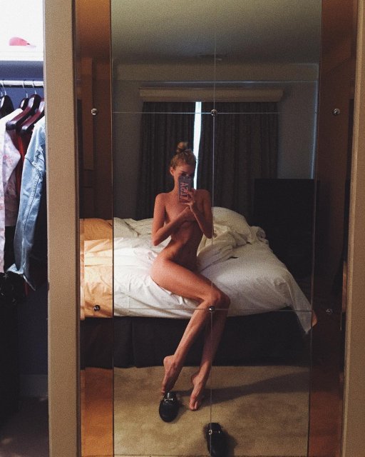 Модель Victoria's Secret засветила грудь на селфи в зеркале