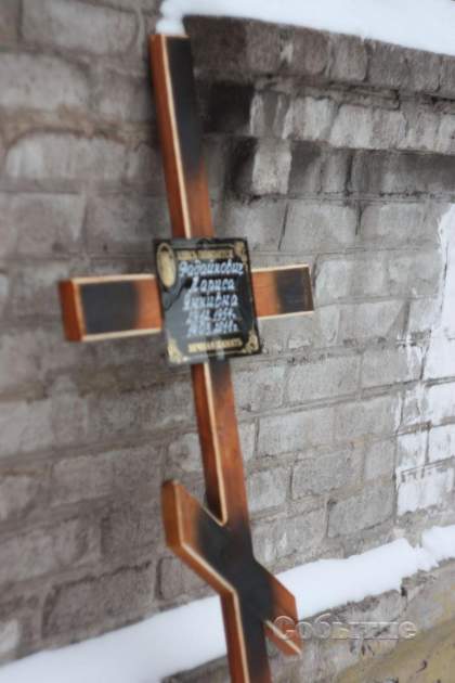 Шокирующая история: в Каменском во дворе жилого дома неделю стоит гроб с умершей женщиной