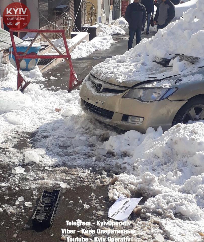 Киевляне хотели наказать «дебила парковки», но стихия помогла. ФОТО