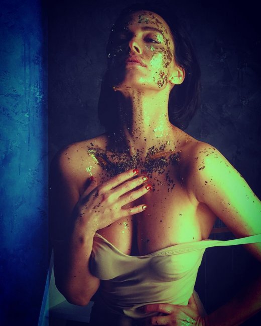 Даша Астафьева показала декольте в чувственной фотосессии в купальнике