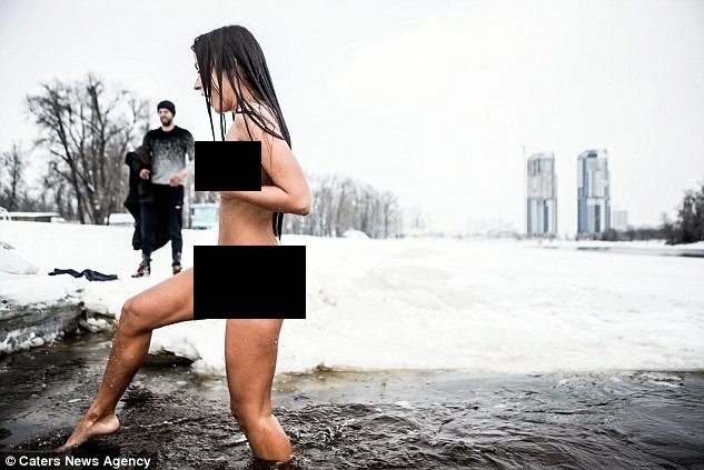 32-летняя украинка бегает голая по снегу и окунается в Днепр, чтобы сохранить молодость