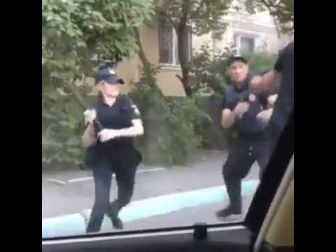 В Днепре полицейские удивили горожан техникой уличного боя. ВИДЕО