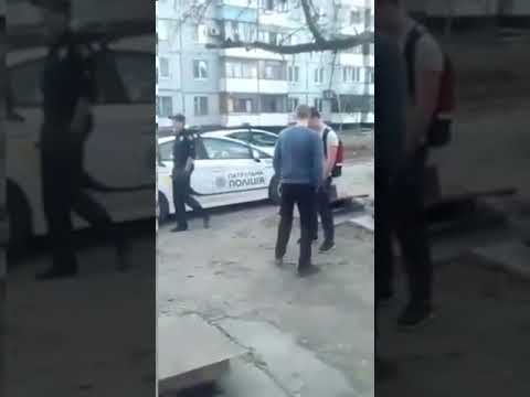 Женщина-полицейский при исполнении избила мужчину. ВИДЕО