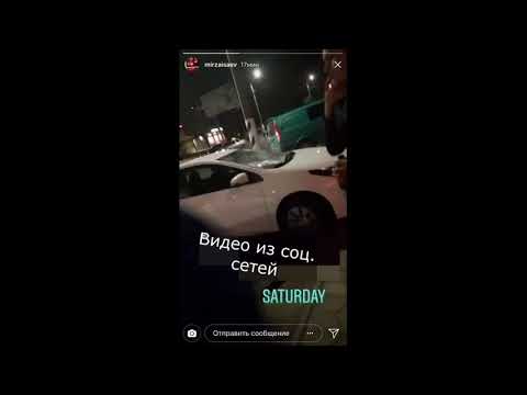 В Мелитополе голый парень разбил два авто, прыгая по ним. ВИДЕО