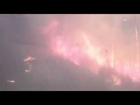 Российский поезд проехал сквозь лесной пожар и попал на видео