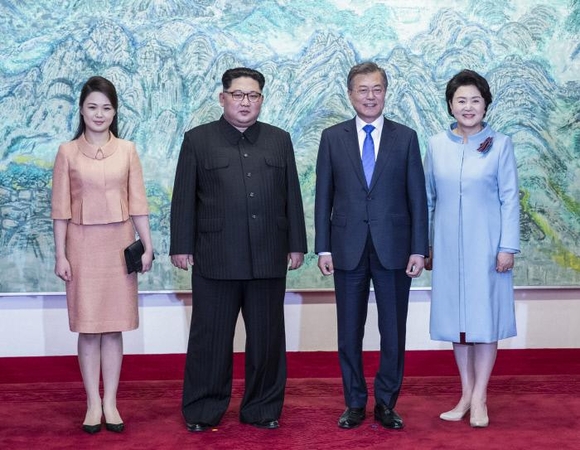 Ким Чен Ын оттолкнул фотографа из-за жены. ВИДЕО