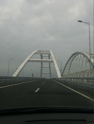 Наигрались: безлюдный и одинокий Крымский мост довел соцсети до истерики. ФОТО