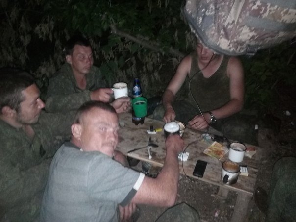 Пьют и копают: в сети появились забавные кадры боевиков и их подруг на Донбассе