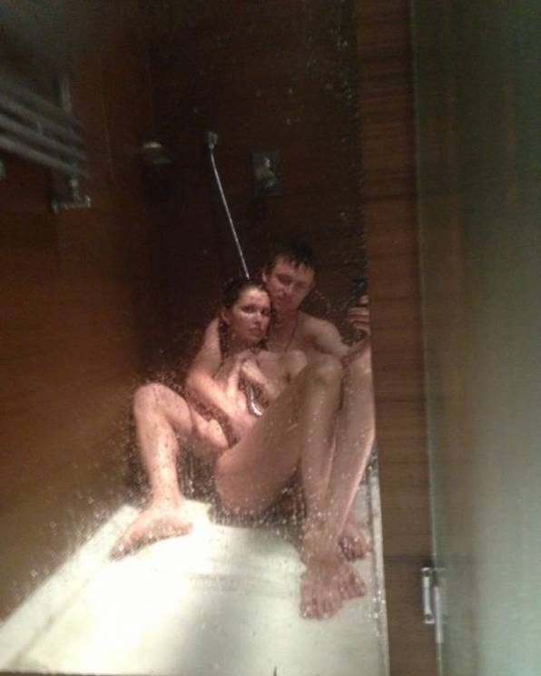 В сеть слили голые фото российского футболиста и его жены