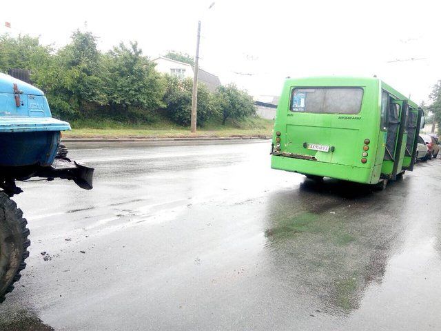 ДТП в Харькове: грузовик протаранил маршрутку, есть раненые. ФОТО