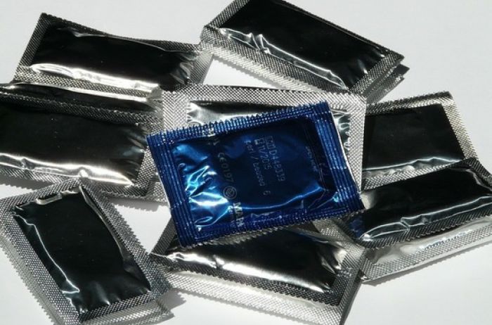 «Какие парни приехали»: российская продавщица прокалывала презервативы для улучшения генофонда