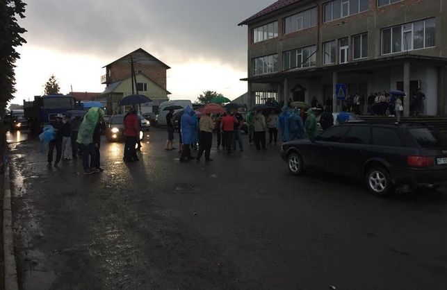 ЧП на Ивано-Франковщине: в толпу протестующих врезался автомобиль
