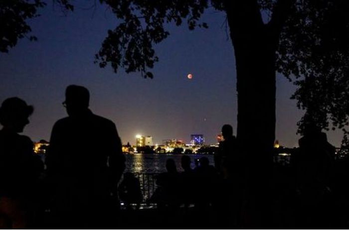 Лунное затмение: как видели кровавую луну в Украине и мире. ФОТО