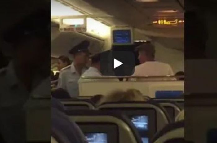 Скандальный российский актер устроил пьяный дебош в самолете. ВИДЕО