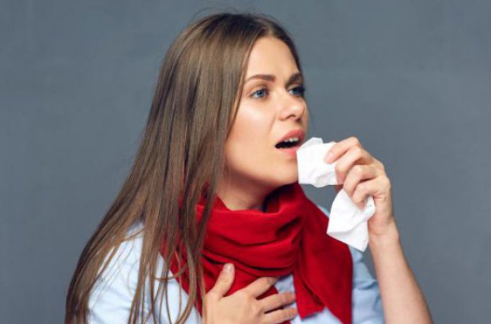 Кашель и боль в горле: названо самое результативное "лекарство"