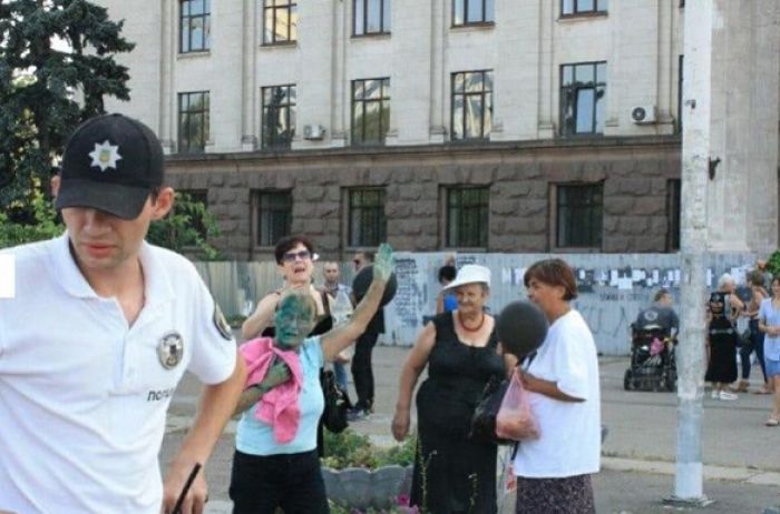 В Одессе облили зеленкой активистов, поминавших Захарченко и Кобзона