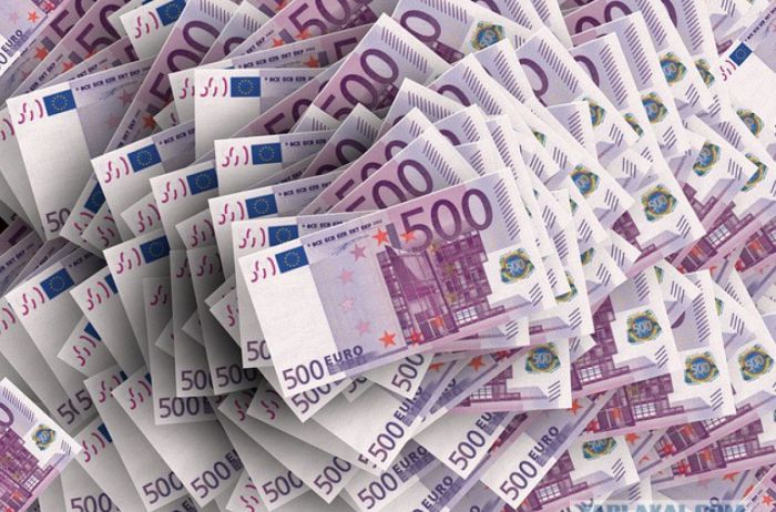 Курс евро в столичных обменниках продолжает снижаться, доллар прибавил в весе