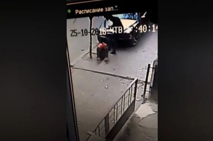 В Черновцах полицейский беспощадно избил случайного прохожего. ВИДЕО