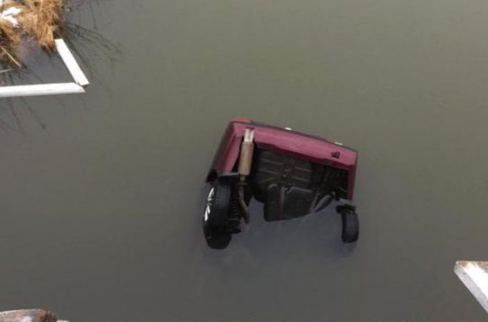 Жуткие кадры: на Ровенщине автомобиль слетел с моста в водоем. ФОТО