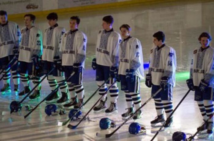 Канадские хоккеисты вышли на лед в вышиванках