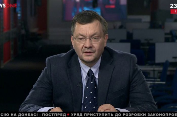 Пиховшек на «NewsOne» чуть ли не в слезах вышел на эфир и тихонечко озвучил новый бред от Кремля