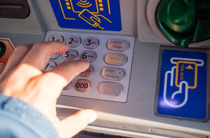 Мужчина придумал, как обмануть банкомат