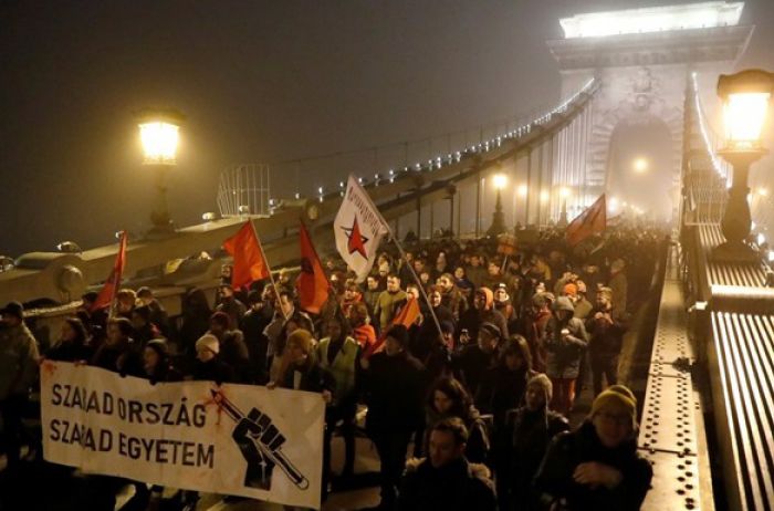 В Венгрии президент одобрил изменения в скандальном трудовом законодательстве