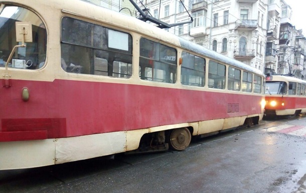 В Киеве трамвай вынесло на проезжую часть