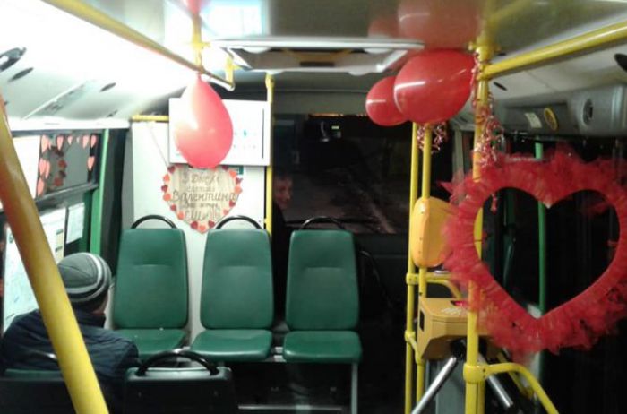 Водитель маршрутки поздравил украинцев-пассажиров с Днем святого Валентина сюрпризом. ФОТО