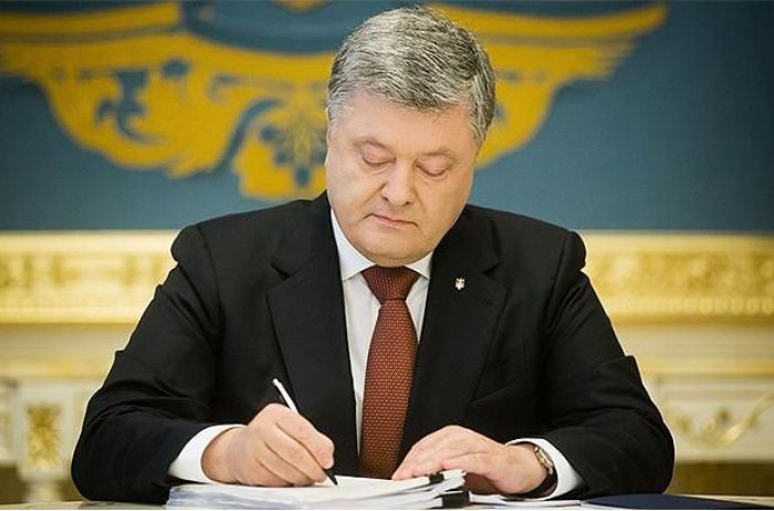 Порошенко решил награждать деньгами Героев Украины