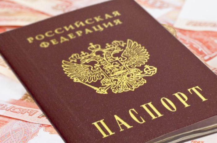 В России уже выдают паспорта украинцам: появилось видео