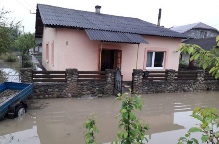 На Прикарпатье подтоплены сотни домов: спасатели второй день откачивают воду. ФОТО