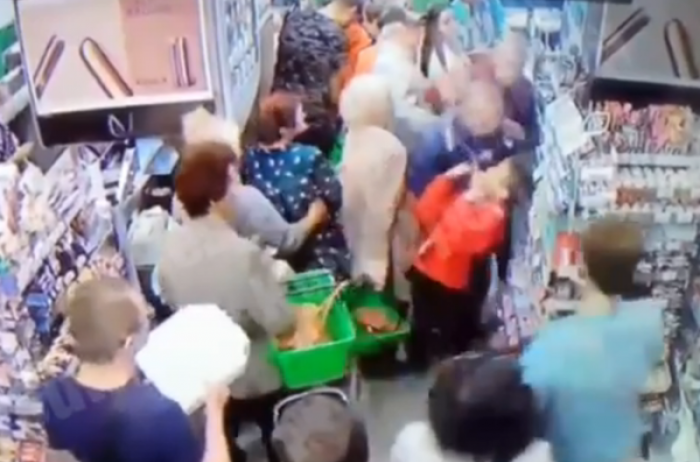 Хотел свернуть шею: в киевском супермаркете маньяк атаковал ребенка