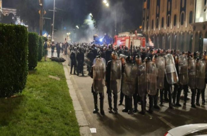 Слезоточивый газ, резиновые пули и аресты: грузинская полиция разогнала митинг в Тбилиси