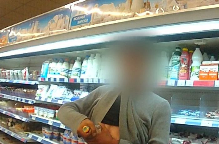 На Сумщині чоловік намагався у супермаркеті зробити собі "харакірі". Відео
