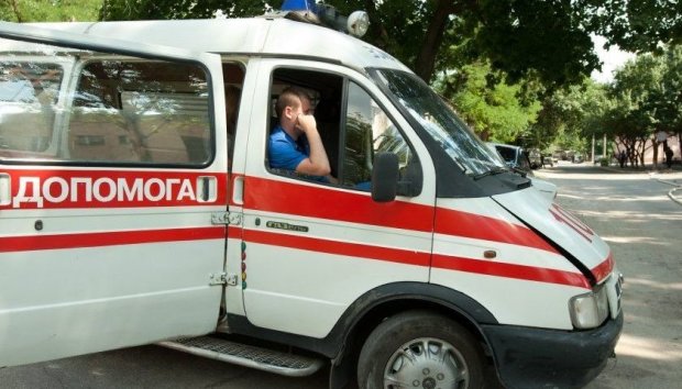 В Киеве голый мужчина выскочил из машины скорой и убежал