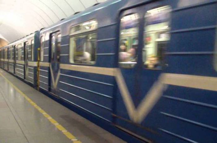 В Киеве вандалы сделали из поезда метро фиолетовую змею. ВИДЕО